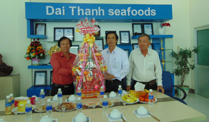 Secretary of the Provincial Party Committee, the Chairman of the Provincial People’s Committee Nguyen Van Danh, visited 3 enterprises including Ngoc Xuan Seafood Co.Ltd, Dai Thanh Seafood Co.Ltd and Hong Duc Petroleum Co.Ltd.