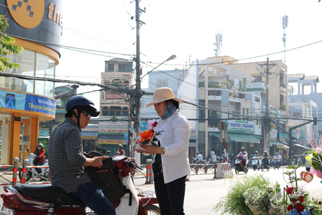 Một khách hàng mua lẵng hoa trongNgày lễ Tình Nhân tại vỉa hè đường Lý Thường Kiệt, TP. Mỹ Tho.