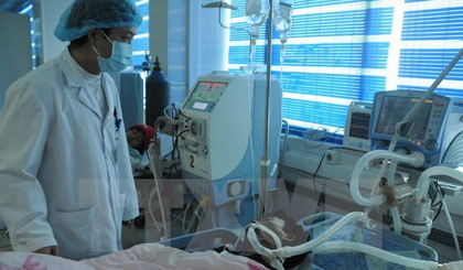 Một nạn nhân nguy cơ tử vong cao, đang được cấp cứu tại Bệnh viện Đa khoa tỉnh Lai Châu.( Ảnh: Công Hải/TTXVN)