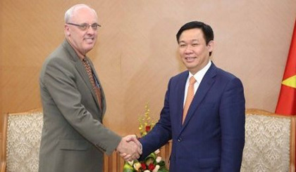 Deputy Prime Minister Vuong Dinh Hue and Prof. John D. Graham