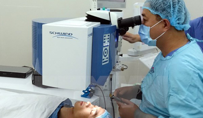 Bác sỹ Bệnh viện Mắt Thành phố Hồ Chí Minh thực hiện ca phẫu thuật khúc xạ mắt bằng ​laser công nghệ SmartSurfACE cho bệnh nhân. (Ảnh: Phương Vy/TTXVN)