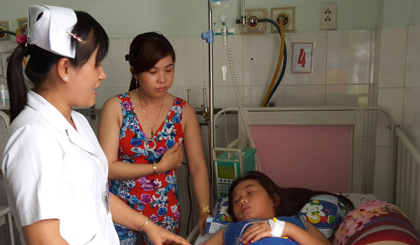 Điều dưỡng Quách Thị Kim Nhung, Khoa Hồi sức chống độc nhi - Bệnh viện Đa khoa trung tâm tỉnh đang tham vấn chăm sóc trẻ bệnh sốt xuất huyết cho người nhà bệnh nhân.