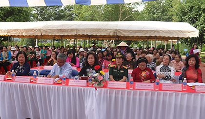 Các đại biểu tham gia chương trinhg họp mặt 107 năm ngày Quốc tế phụ nữ và 1977 năm Khởi nghĩa Hai Bà Trưng.