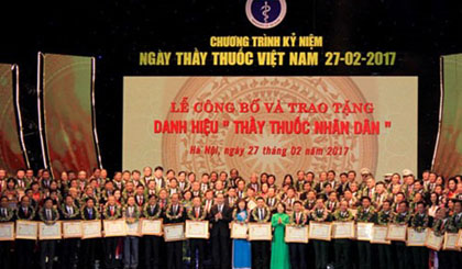 President Tran Dai Quang presented 134 doctors and health workers nationwide with the title of People’s Physician.—Photo vov.vn