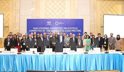 APEC delegates pose for picture at a meeting (Photo: VNA)