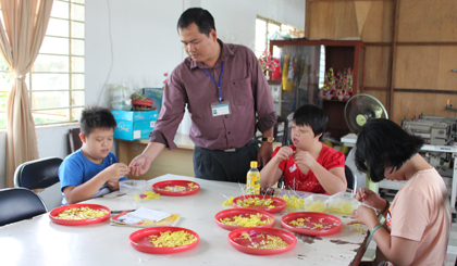 Các em khuyết tật chăm chỉ học nghề tại Trung tâm.