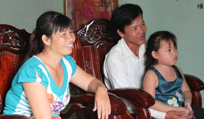Vợ chồng anh Hải và chị Thảo bên đứa con út.