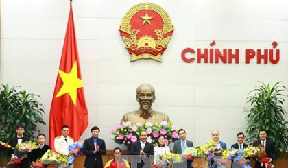 PM Nguyen Xuan Phuc and Vietnam outstanding youth faces 2016 (Photo: VNA)