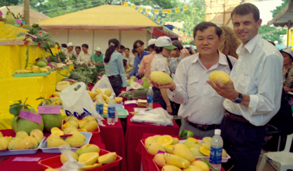 PGS. TS Nguyễn Minh Châu giới thiệu với khách nước ngoài đặc sản xoài cát  Hòa Lộc tham dự Hội thi Trái ngon do Viện Cây ăn quả miền Nam tổ chức - Ảnh: T.L