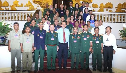 Deputy Prime Minister, Truong Hoa Binh, (centre, front row) and delegates at the reception (Photo: VGP)