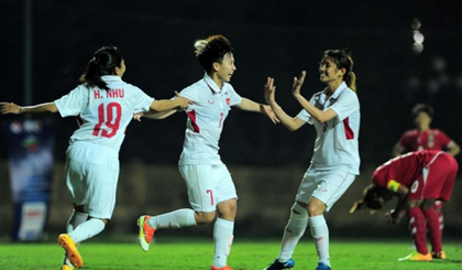 Vietnamese players celebrate Tuyet Dung's opener against Myanmar.