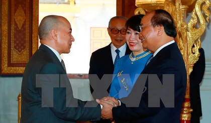 Prime Minister Nguyen Xuan Phuc shakes hands with King of Cambodia Norodom Sihamoni on April 24 (Photo: VNA)