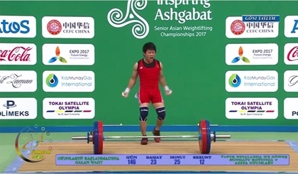 Tran Le Quoc Toan celebrates his winning at the Senior Asian Weightlifting Championships in Ashgabat, Turkmenistan. (Photo: TV screen shot)