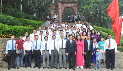 The delegation of Tien Giang province visited Hung King temple on 