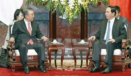 President Tran Dai Quang (right) welcomes Speaker of the Japanese House of Representatives Oshima Tadamori in Hanoi (Source: VNA)