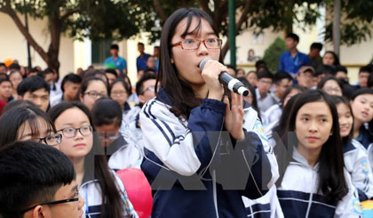 Học sinh trường Trung học phổ thông chuyên Phan Bội Châu nêu các thắc mắc về kỳ thi Trung học phổ thông quốc gia và xét tuyển đại học, cao đẳng năm 2017. Ảnh: Bích Huệ/TTXVN