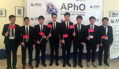 Eight Vietnamese students at the competition (Photo: SGGP)