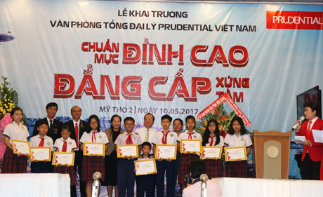 Các em học sinh nghèo hiếu học của TP. Mỹ Tho nhận học bổng của Prudential tại lễ khai trương VPTĐL.