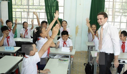 A foreign teacher at a Vietnamese school (Photo: VNA)