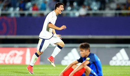 U20 Italy (áo trắng) đánh bại U20 Pháp để giành vé vào tứ kết. (Nguồn: Getty Images)