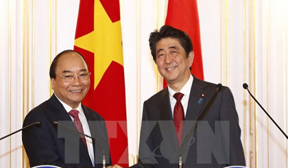 Prime Ministers Nguyen Xuan Phuc and Shinzo Abe at the press conference (Source: VNA)