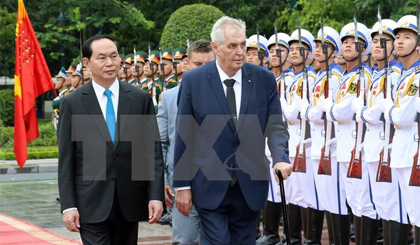 Chủ tịch nước Trần Đại Quang và Tổng thống Milos Zeman duyệt Đội danh dự Quân đội nhân dân Việt Nam. Ảnh: Nhan Sáng/TTXVN