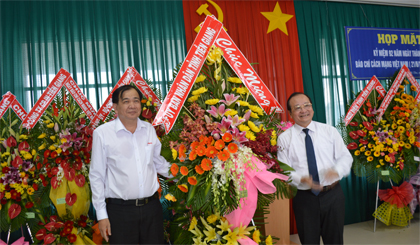 Ông Trần Thanh Đức , Phó Chủ tịch UBND tỉnh (bên phải), trao lẵng hoa chúc mừng của UBND tỉnh cho Ban Biên tập Báo Ấp Bắc.