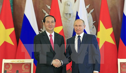 Chủ tịch nước Trần Đại Quang và Tổng thống Liên bang Nga Vladimir Putin bắt tay sau Lễ ký các văn kiện hợp tác giữa hai nước. Ảnh: Nhan Sáng/TTXVN
