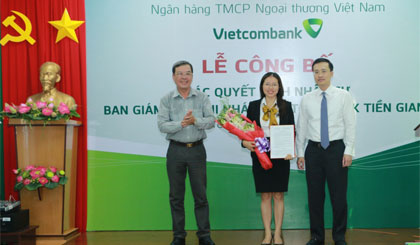 Ông Phạm Quang Dũng (phải) – Uỷ viên HĐQT, Tổng giám đốc Vietcombank trao quyết định bổ nhiệm Phó giám đốc phụ trách điều hành Vietcombank Tiền Giang cho Bà Nguyễn Thị Tuyết