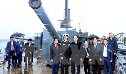 Chủ tịch nước Trần Đại Quang và Phu nhân cùng Đoàn đại biểu cấp cao Việt Nam thăm Chiến hạm Rạng Đông. Ảnh: Nhan Sáng/TTXVN