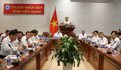 Các đại biểu tham gia Hội nghị trực tuyến phiên họp thường kỳ Chính phủ tháng 6-2017 tại điểm cầu tỉnh Tiền Giang