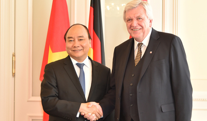 PM Phuc and Minister-President of Hessen state Volker Bouffier (photo: chinhphu)