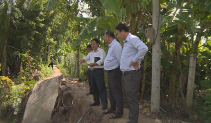 At the site of severe erosion along Tra Tan River. Photo: thtg.vn