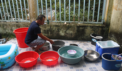 Không có nước, anh N.V.K tranh thủ dùng thau hứng nước mưa để dành sử dụng.