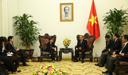 Deputy Prime Minister Truong Hoa Binh receives Singaporean Ambassador to Vietnam Catherine Wong Siow Ping in Hanoi on July 6 (Source: baochinhphu.vn)