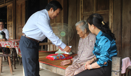 Ông Nguyễn Ngọc Trầm thăm hỏi và tặng quà cho bà Võ Thị Năm (mẹ liệt sĩ) tại xã Phú Kiết.