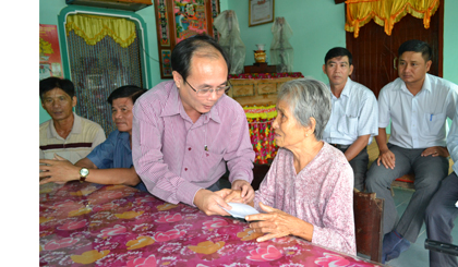 ông Trần Kim Trát, Ủy viên Ban Thường vụ, Trưởng Ban Tuyên giáo Tỉnh ủy thăm hỏi sức khỏe và tặng quà Mẹ Việt nam anh hùng Huỳnh Thị Ký, ấp 3, xã Gia Thuận, huyện Gò Công Đông.