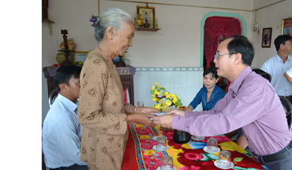 Mẹ Việt Nam Anh hùng Đoàn Thị Y, ấp 2, xã Gia Thuận, huyện Gò Công Đông bày tỏ lòng biết ơn trước sự quan tâm của Đảng, Nhà nước đối với các Mẹ Việt Nam Anh hùng