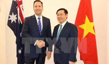 Phó Thủ tướng Vương Đình Huệ và Bộ trưởng Thương mại Australia Steven Ciobo. Ảnh: Khánh Linh/TTXVN