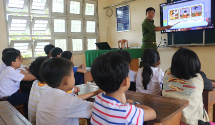 Đoàn Thanh niên Phòng Cảnh sát Phòng cháy chữa cháy và Cứu nạn cứu hộ - Công an tỉnh hướng dẫn kỹ năng thoát nạn  khi có sự cố cháy cho trẻ em ở xã Mỹ Thành Bắc, huyện Cai Lậy.