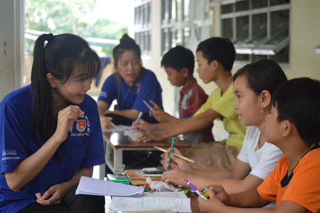 Đội hình cô giáo tình nguyện ôn tập hè cho các em học sinh.