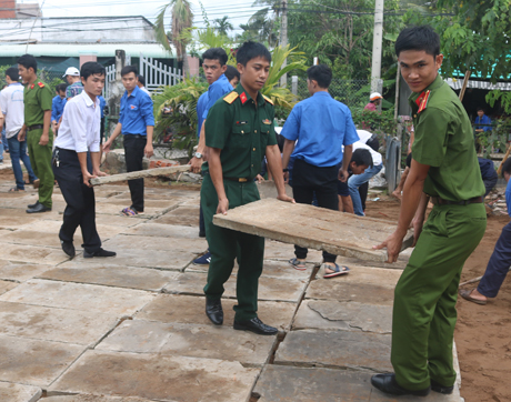 Đoàn viên, thanh niên Lực lượng vũ trang thực hiện công trình  lót đan trụ sở Ấp Văn hóa ấp 2, xã Đạo Thạnh, TP. Mỹ Tho.