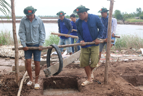 Chung tay thực hiện công trình xây dựng nhà đại đoàn kết  cho người dân xã Phú Tân, huyện Tân Phú Đông.