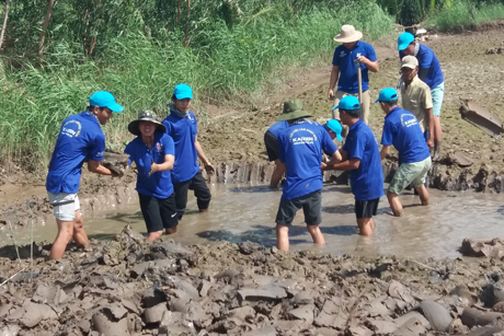 TNTN Trường Đại học Tiền Giang đào đất đắp nền công trình xây dựng nhà tình nghĩa ở xã Tân Phú, huyện Tân Phú Đông.