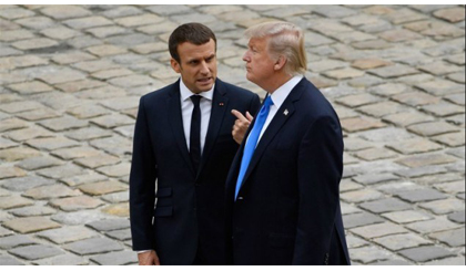 Tổng thống Mỹ Donald Trump (phải) và người đồng cấp Pháp Emmanuel Macron. Nguồn: AFP