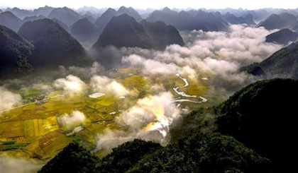 Bac Son Valley by Vu Kim Khoa from Vietnam is among photos displayed at ASEAN People and Countries exhibition on Hanoi’s walking street (Photo: laodongthudo.vn)