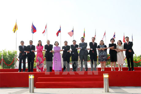 Chủ tịch UBND TP.Hồ Chí Minh Nguyễn Thành Phong với Tổng lãnh sự các nước ASEAN cùng các đại biểu. (Ảnh: Thanh Vũ/TTXVN)