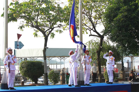 Nghi thức ​thượng cờ ASEAN tại Cụm cờ Công viên Bạch Đằng, TP.HCM. (Ảnh: Thanh Vũ/TTXVN)