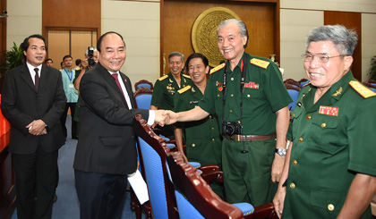 PM Phuc and former Truong Son veterans (photo: VGP)