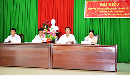 Secretary of Provincial Party Committee Nguyen Van Danh presents gifts and scholarships for students overcome difficulties